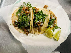 Al pastor tacos with lime